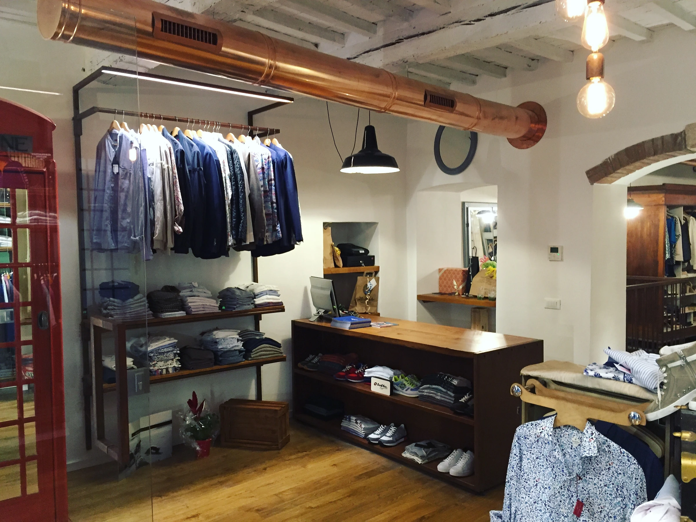 Ugolini — restyling del negozio — L’interno del negozio e le condotte in rame