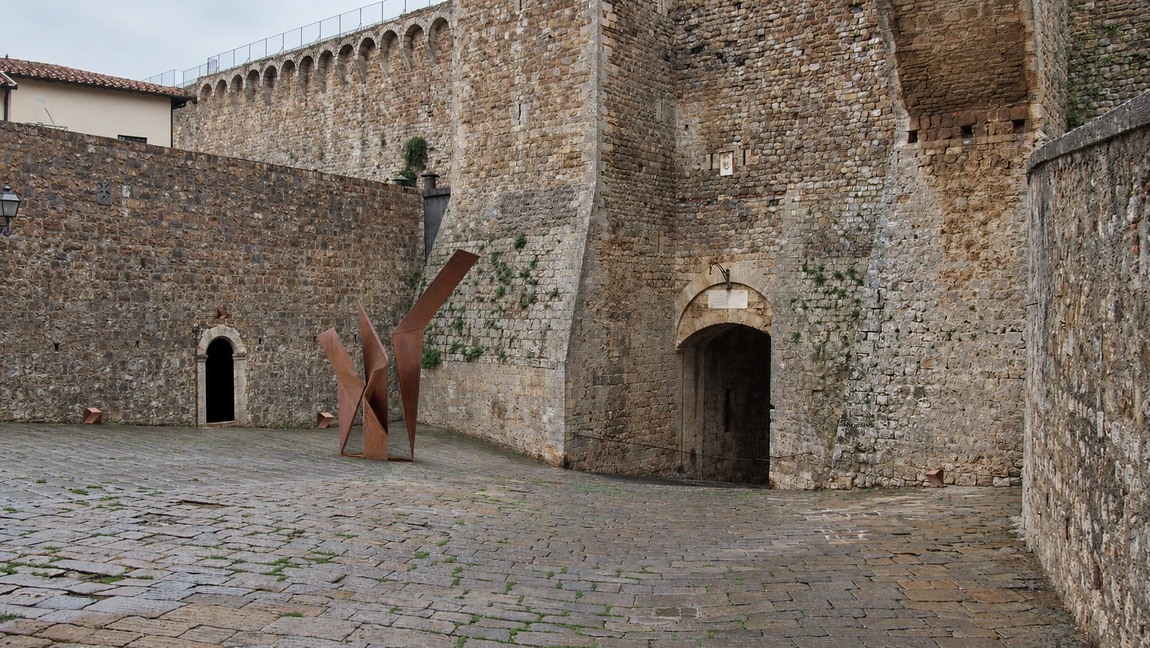 Art@ltro — visualizzazione degli inserti in corten presso le mura storiche