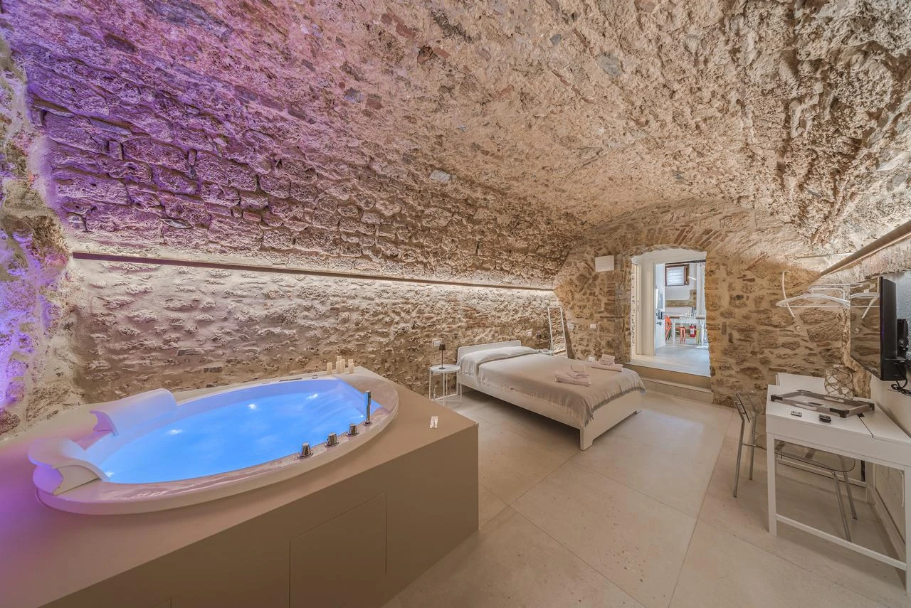 Loft MT — La piscina nella grotta, vista d’angolo