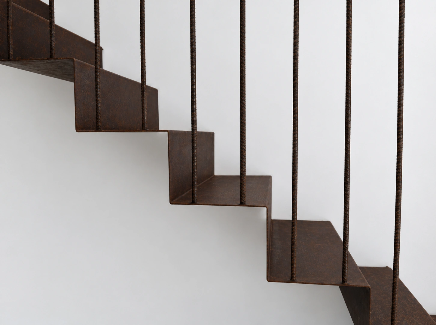 Scala in corten — La piega della lamiera e i tiranti — fotografia rielaborata