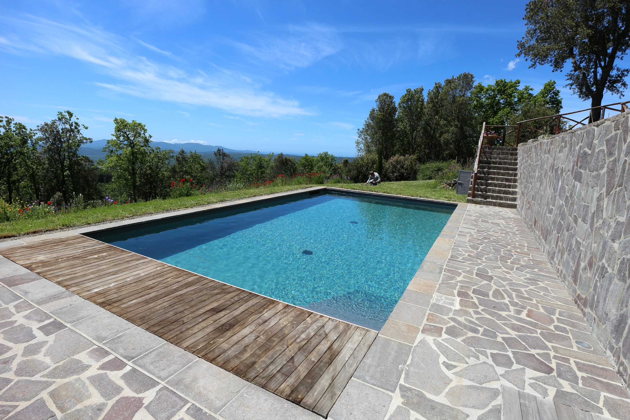 Piscina MF — Il piano dell’acqua e il bordo in legno