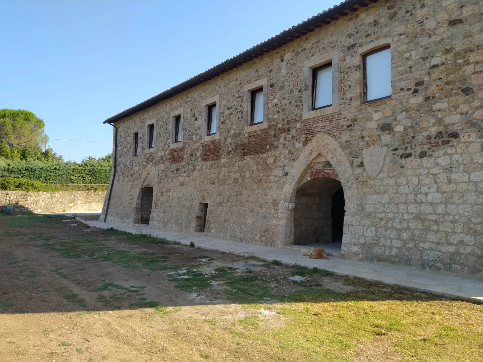 Mulino di Mulinpresso — il fronte in pietra e l’ingresso ad arco