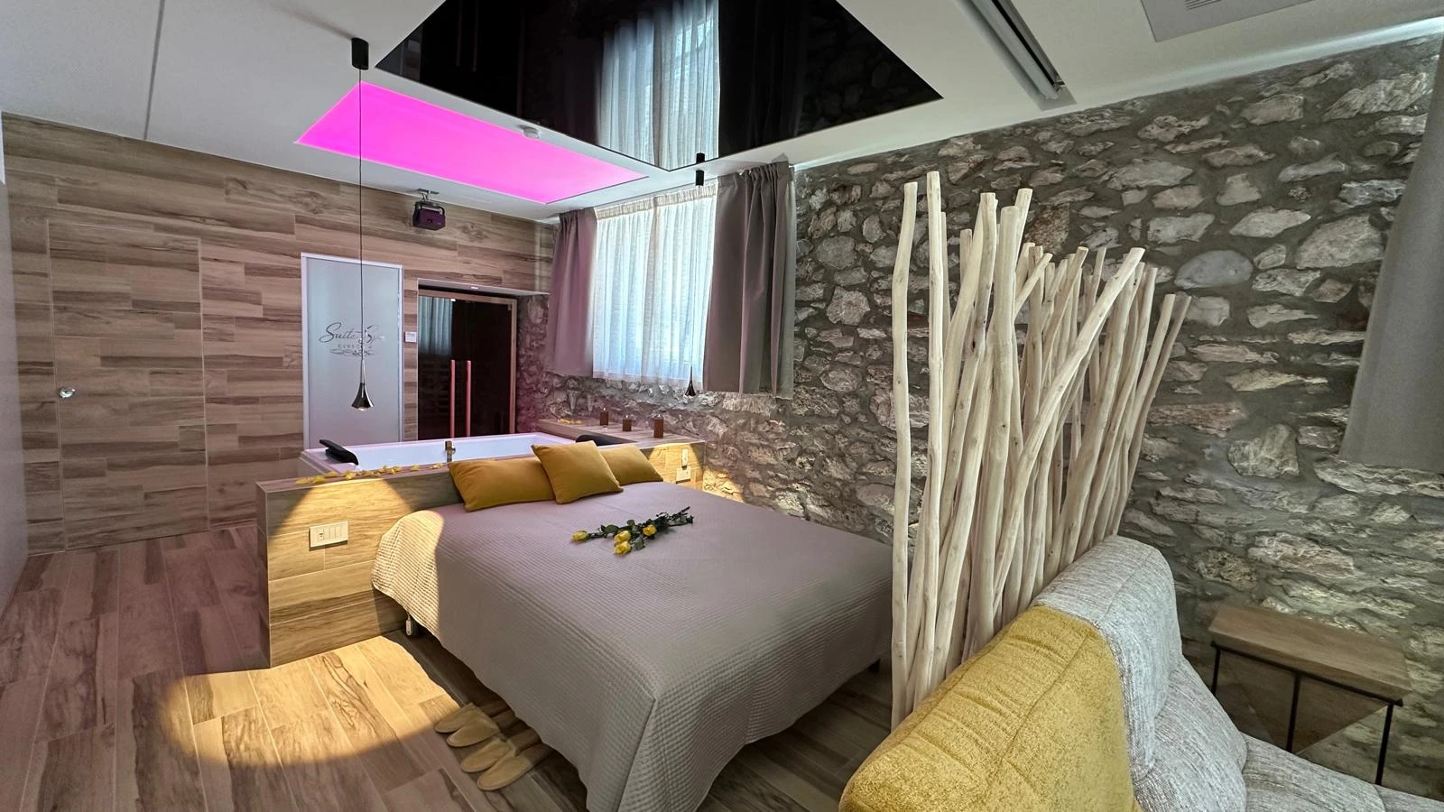 Suite DM — La camera e il soffitto luminoso